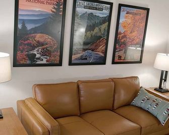 Sleeps up to 8 in a safe, quiet area - Kodak - Living room