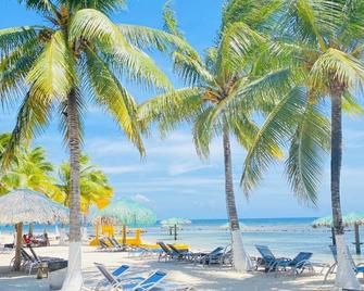 Las Palmas Beach Hotel - Coxen Hole - Beach