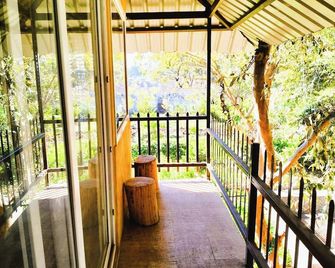 Experience Nature’s Charm: Unique Treehouse Stay by a Scenic Lake! - Bhopal - Balcony