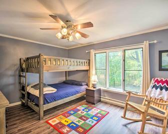 Peaceful New Market Cabin with Deck and Fire Pit! - New Market - Спальня