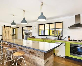 Aloha - Short Drive to Berry & The Beach - Fireplace and Firepit - Shoalhaven Heads - Kitchen