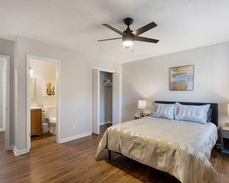 Comfortable 2BR Suite Perfect for Business Travelers - Calhoun - Bedroom