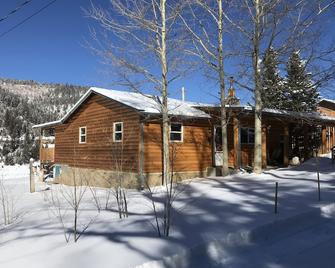 The Cabin back deck offers stunning views and only 15 minutes from Sipapu Skiing - Guadalupita - Edificio
