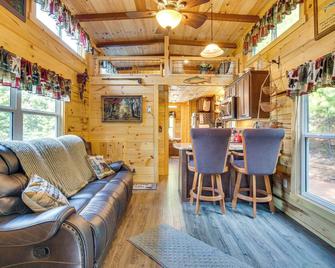 Mill Spring Log Cabin with Decks and Hot Tub! - Mill Spring - Living room