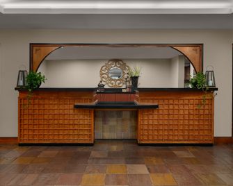 Larkspur Landing Roseville - An All-Suite Hotel - Roseville - Receptionist