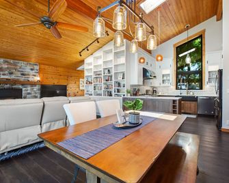 Northwest-style cabin with stunning ocean views & nearby beach access - Coupeville - Eetruimte