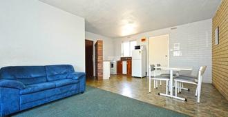 Abrolhos Reef Lodge - Geraldton - Living room