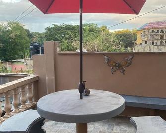 Condo unit with private entrance and veranda in Negril, 5 minutes from the beach - Negril