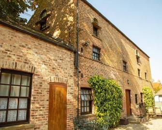 The Carriage House, Studio 3A - York - Building
