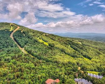 Renovated Ski-InandSki-Out Peru Condo at Bromley Mtn - Peru - Vista del exterior