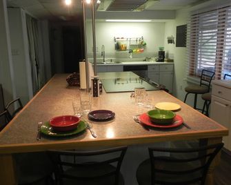 900 sq ft 1 bedroom Apt with views, FREE EV charging, free off street parking - Spokane - Dining room