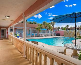 Blind Pass Resort Motel - Saint Pete Beach - Pool