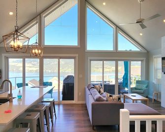 La Casa Cottage #194-Stunning 3 Bedroom Lake view Cottage on Lake Okanagan - Kelowna - Living room