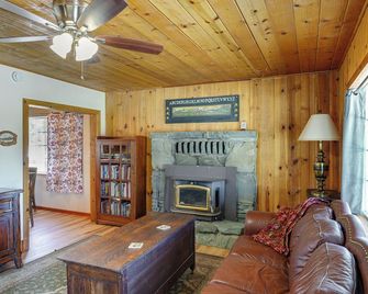 10 Mi to Tehachapi Mountain Park: Mtn-view Cabin! - Tehachapi - Sala de estar