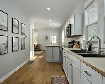 Charming, corner lot bungalow! Newly renovated! - Kansas City - Kitchen