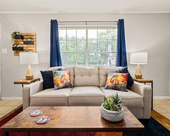 Melodic 3 MI To Zoo 55' Tv King Office W/D - Pineville - Living room