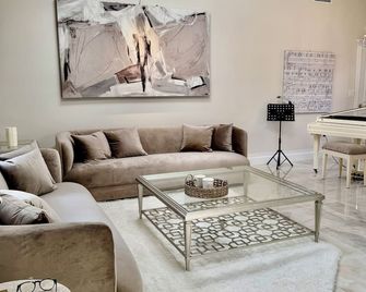 De Lux Maison Suite 16 - Luxury Home with up to 25' high ceilings. Sleeps 16-18 - Maitland - Living room