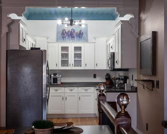 New Kentucky Industrial Bourbon Downtown Loft! - Elizabethtown - Kitchen
