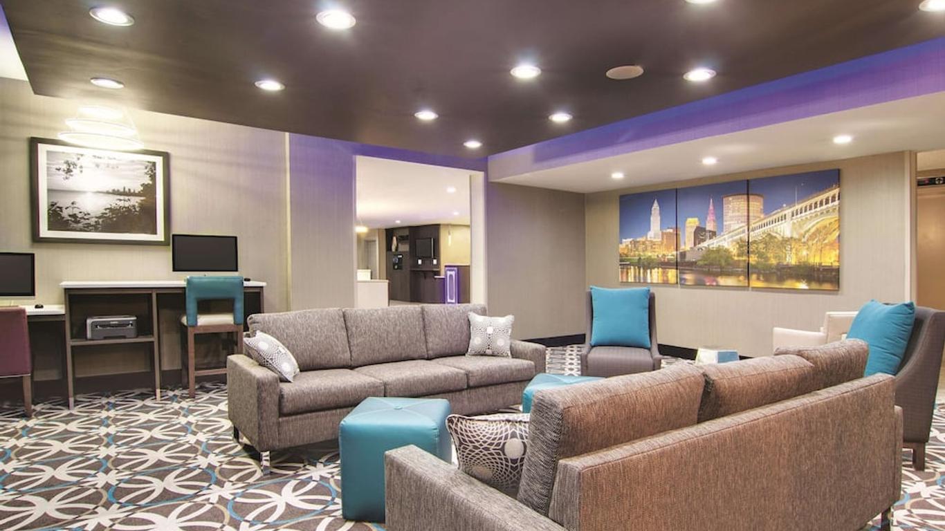 La Quinta Inn & Suites by Wyndham Cleveland Airport West