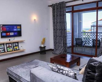 A magnificent 2 bedroomed apartment with a pool, 2 mins from the Ngoloko beach.. - Kikambala - Sala de estar