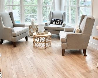 Stunning Lakeside Retreat: Delavan Lake Home w/ Lake Views & Private Lake Access - Delavan - Huiskamer