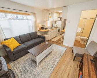 Cozy Nook: Work Hard, Play Harder In Lan - Lander - Living room
