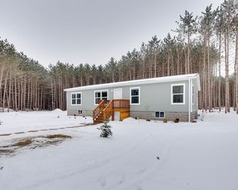 Stylish Chetek Hideaway w/ Lake + Dock Access! - Chetek - Edificio