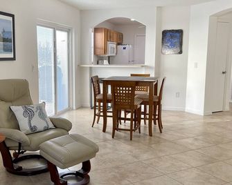 Courtyard Villa with gas golf cart located between two Town Squares - The Villages - Eetruimte