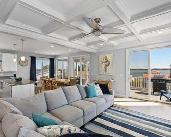 Amazing Oak Orchard 3 level single family home! Bring your boat and fishing pole. Only 30 minutes to Lewes and Rehoboth Beach. - Millsboro - Sala de estar