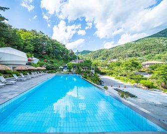 Yangpyeong Sangsang Glampers N Iruma Pension - Yangpyeong-gun - Piscina