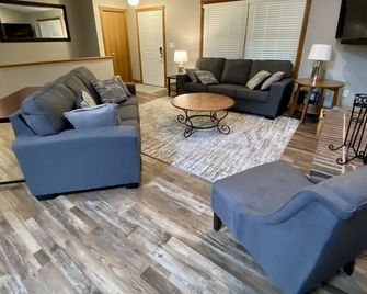 Family Adventure Basecamp in Rib Mountain - Wausau - Living room