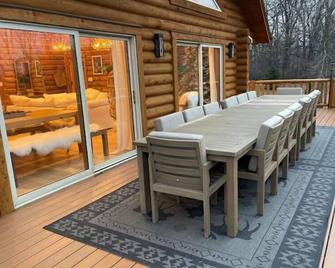 5 bed 3 bath cabin SE WI 1hr fr Chicago! - Waterford - Patio