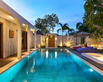 Navya Villas - North Kuta - Piscina