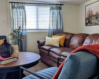 Quiet and Unique 2BR on Winery Row - The Elgin Project - Elgin - Living room
