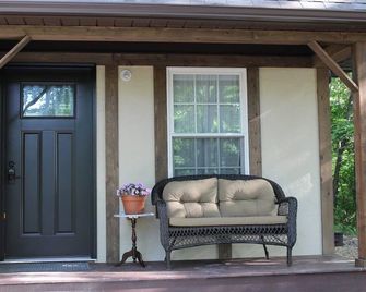 Storybook Cottage in the Woods - Geneva - Patio