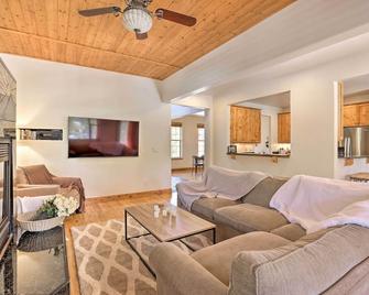 Rocky Bear Lodge on 2 Acres Near Turquoise Lake - Leadville - Living room