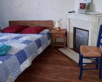 Independent lodging in the medieval city of La Charité sur Loire 100m from the Loire - La Charité-sur-Loire - Chambre