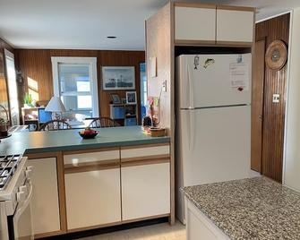 Buttermilk Bay Waterfront Retreat - Buzzards Bay - Kitchen