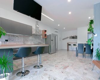 8 Bedroom Apartment in Reggio Emilia Center - Reggio nell'Emilia - Kitchen