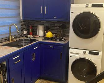 TinyUrb - Experience a modern tiny house - Chaguanas - Kitchen