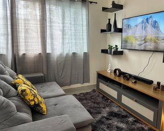 Beautiful cozy 2 bedroom house - Governador Valadares - Living room