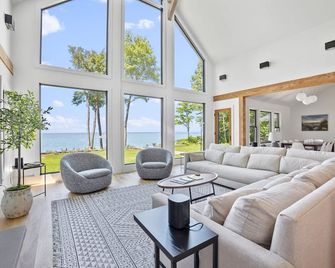 Private Waterfront Home on Lake Michigan - Leland - Sala de estar