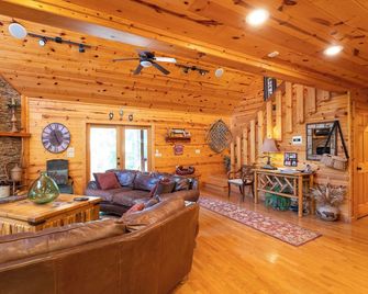 Toccoa River Cabin - Beautiful! Fishing! Tubing! Hiking! - Suches - Living room