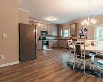Brand NEW!!! Elegant Home located near Hartsfield-Jackson Airport (Entire Home) - Atlanta - Kitchen