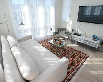 Beautiful High End One Bed / 1 Bath Carriage House - Rosemary Beach - Living room