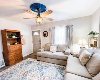 Cozy home with the right amenities for your visit to our sweet town. - Nashville - Sala de estar