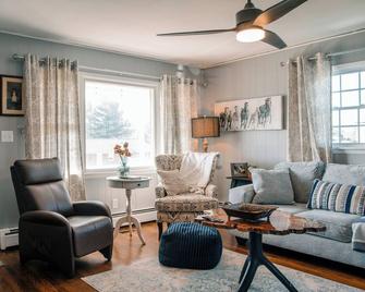'Burg Bungalow in the of Lewisburg behind WVSOM - Lewisburg - Living room