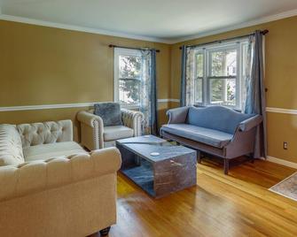 Charming Monroe Township Home - 13 Mi to RU! - East Brunswick - Living room