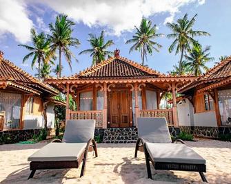 Blue Harbor Beachfront Villas & Resto - נוסה פנידה - פטיו