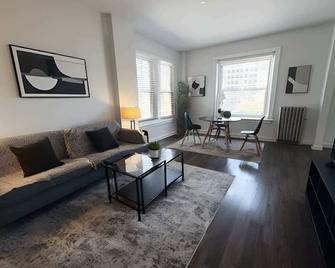 Sleek & Functional 2-Bedroom Apt - Chicago